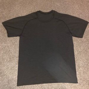 Lululemon Black Men’s metal vent short sleeve size L